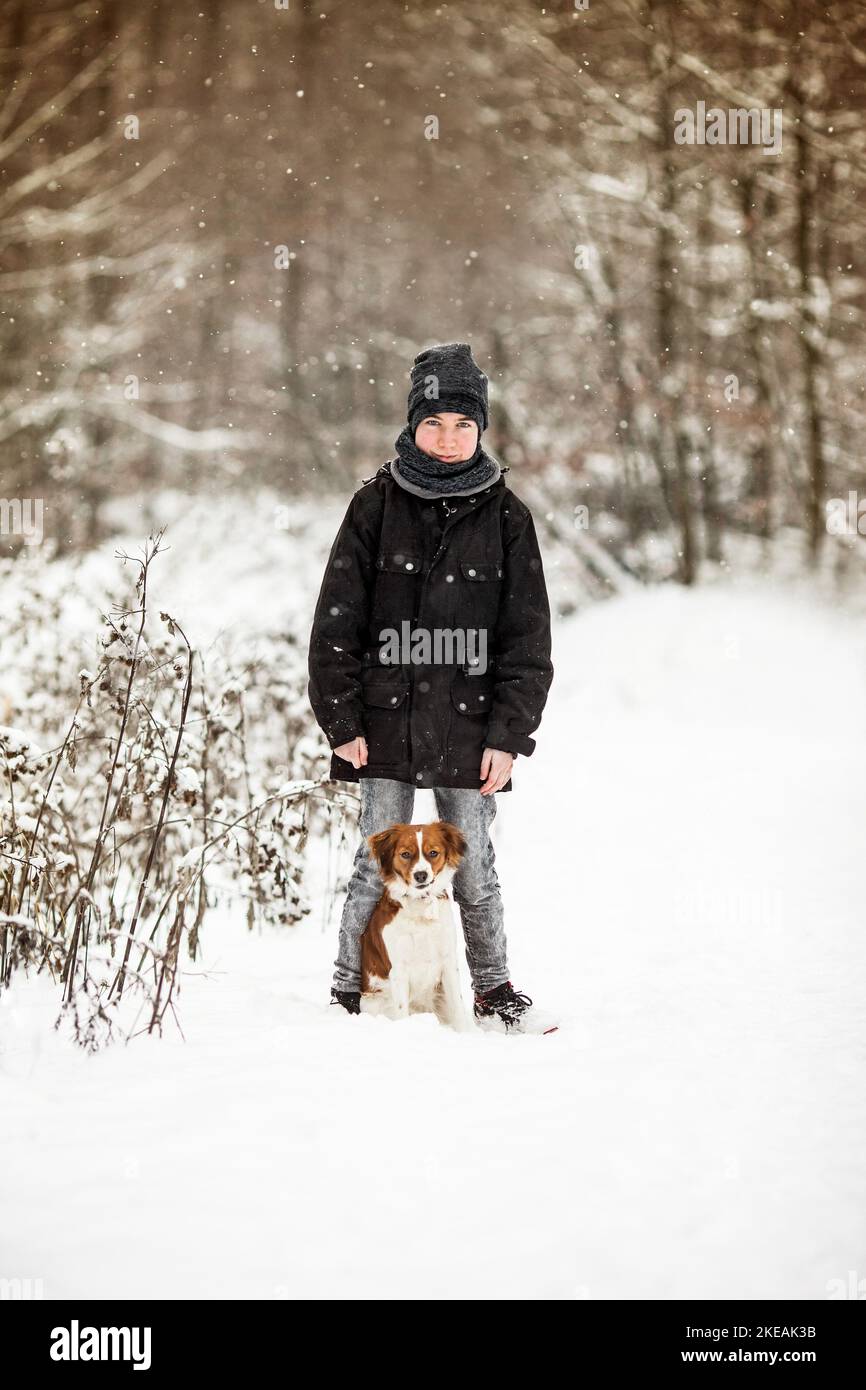 Boy e Kooikerhondje Foto Stock