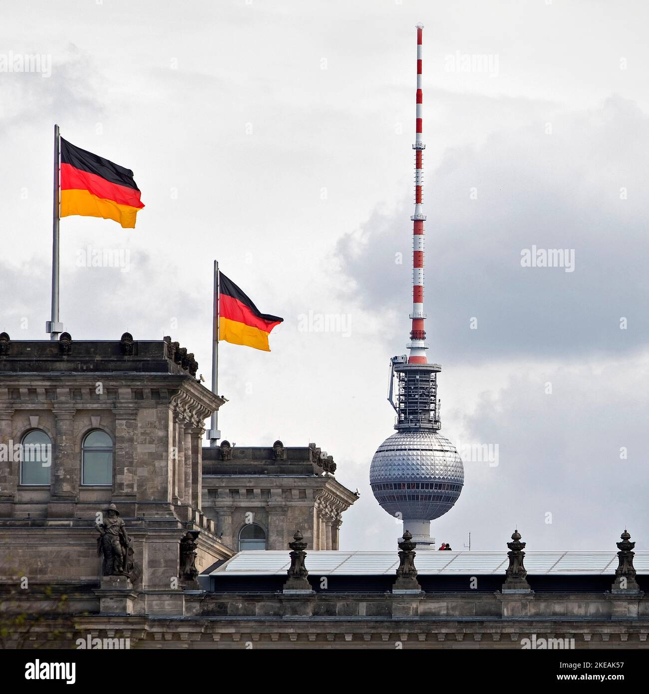 Reichstag, dettaglio con bandiere tedesche e torre televisiva, Bundestag tedesco, distretto governativo, Germania, Berlino Foto Stock