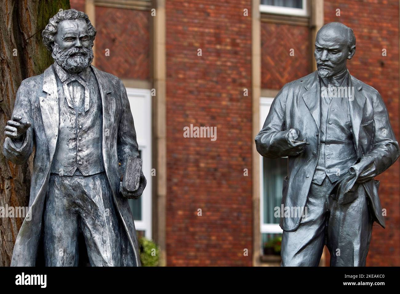 Statue di Karl Marx e Vladimir Ilyich Lenin davanti al Comitato centrale della Repubblica federale di Germania, Renania settentrionale-Vestfalia, Ruhr, Foto Stock