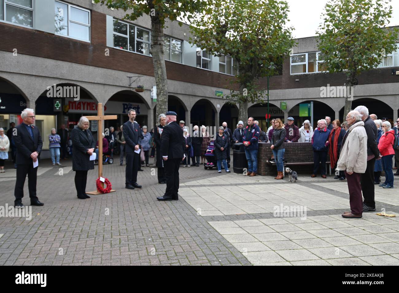 Bristol, Regno Unito. 10th Nov 2022. In una mite mattinata al Nailsea Shopping Centre, la gente si trova in memoria per onorare i nostri soldati caduti. Picture Credit: Robert Timoney/Alamy Live News Foto Stock