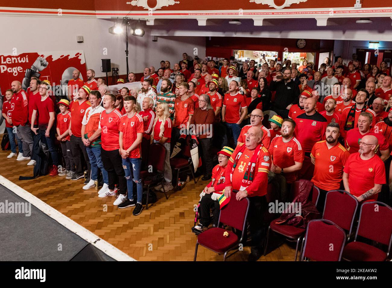 RHONDDA, GALLES - 09 NOVEMBRE 2022: I tifosi cantano l’inno nazionale come capo allenatore del Galles Robert Page partecipa a una Q & A con le pubbliche relazioni del Galles i Foto Stock