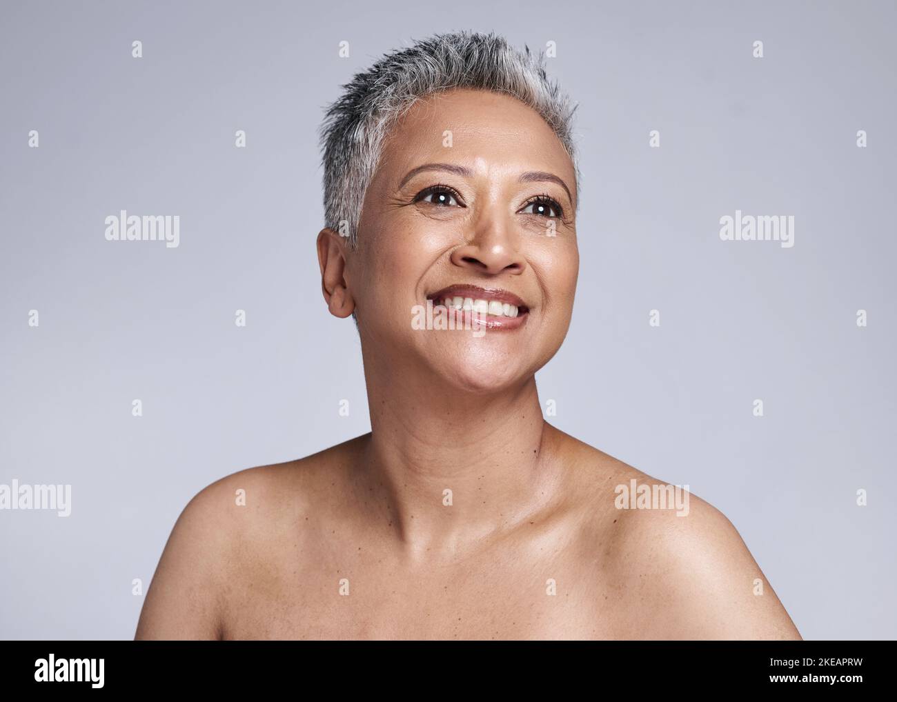 Modello senior, bellezza e sorriso sul viso per trucco, cosmetici e cura della pelle con visione in studio. Donna nera anziana, benessere cosmetico e felice per Foto Stock