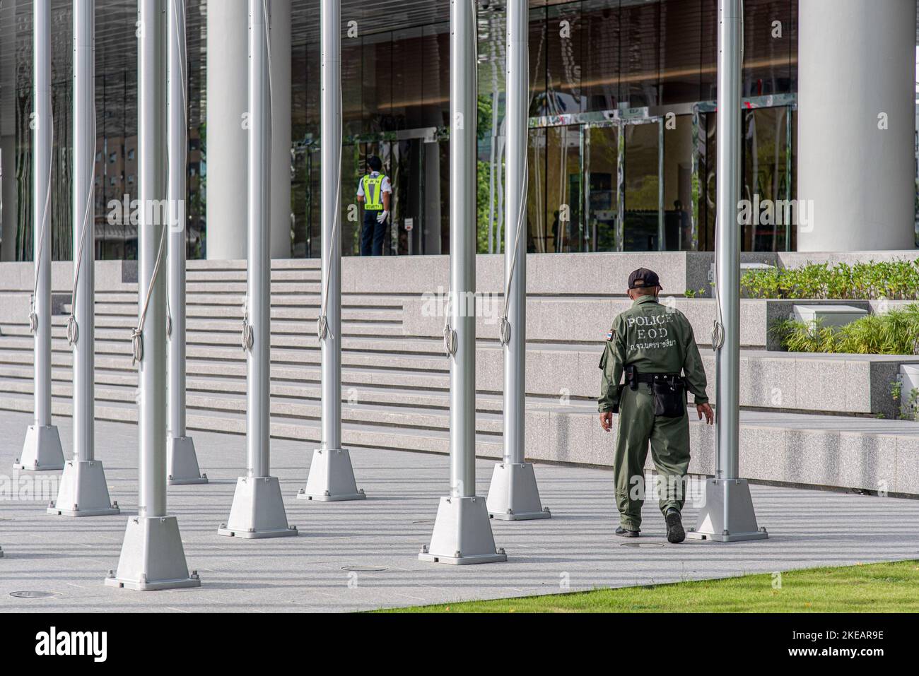 Bangkok, Thailandia. 11th Nov 2022. Un membro dell'unità EOD (Explosive Ordnance Disposal) ispeziona l'area intorno al Queen Sirikit National Convention Center di Bangkok. La Thailandia ha aumentato la sicurezza in preparazione del prossimo vertice APEC 2022, che si terrà presso il Centro Nazionale Congressi Queen Sirikit di Bangkok dal 18 al 19 novembre 2022. Credit: SOPA Images Limited/Alamy Live News Foto Stock