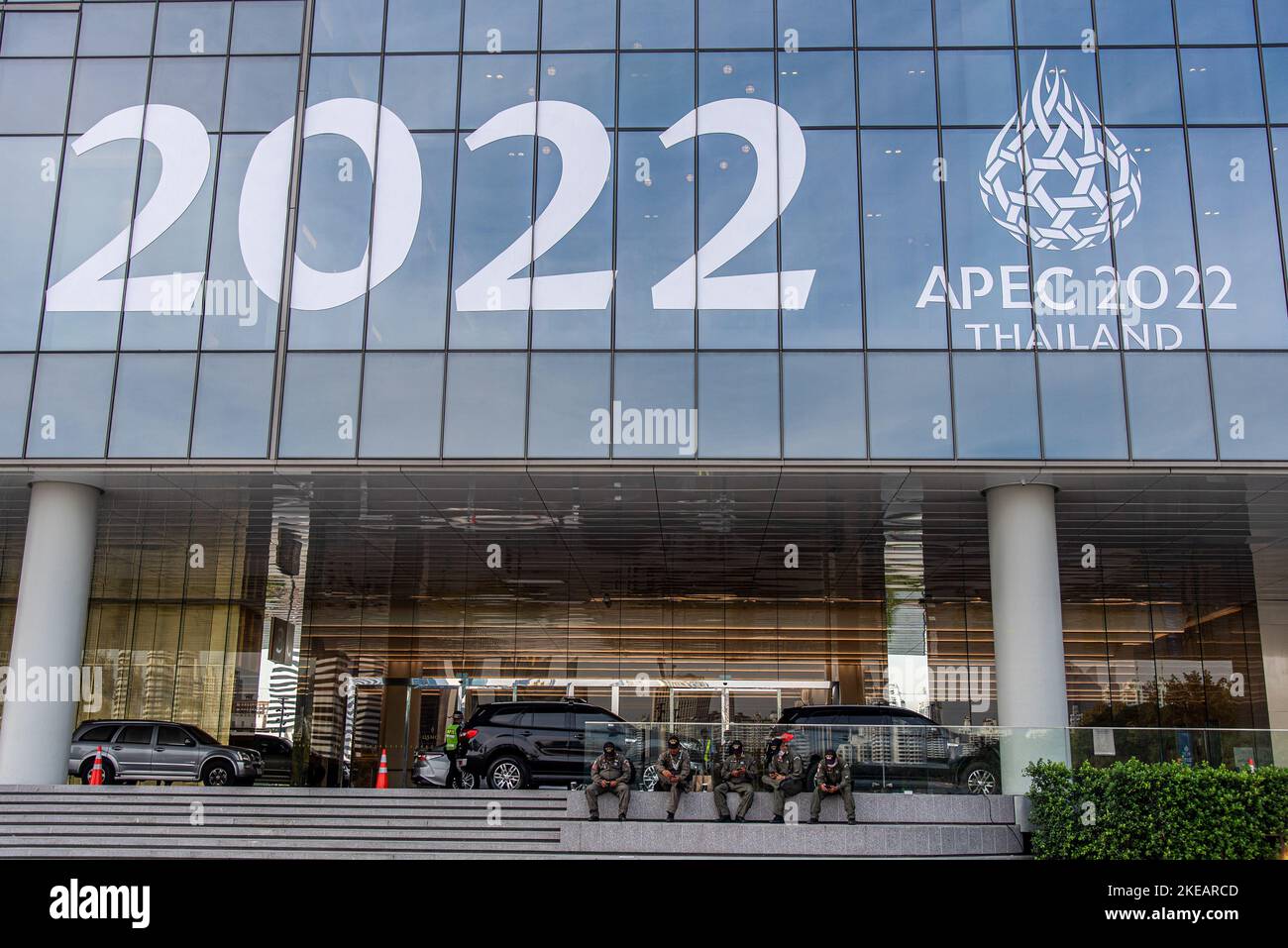 Bangkok, Thailandia. 11th Nov 2022. I membri dell'unità EOD (Explosive Ordnance Disposal) siedono sotto il logo APEC al Queen Sirikit National Convention Center di Bangkok. La Thailandia ha aumentato la sicurezza in preparazione del prossimo vertice APEC 2022, che si terrà presso il Centro Nazionale Congressi Queen Sirikit di Bangkok dal 18 al 19 novembre 2022. Credit: SOPA Images Limited/Alamy Live News Foto Stock