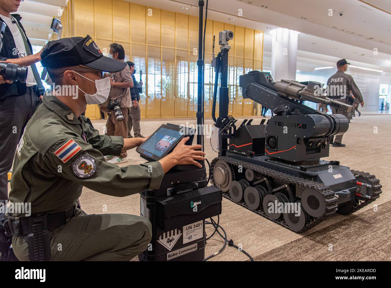 Bangkok, Thailandia. 11th Nov 2022. Membro dell'unità EOD (Explosive Ordnance Disposal) visto controllare un robot di smaltimento bomba presso il Queen Sirikit National Convention Center di Bangkok. La Thailandia ha aumentato la sicurezza in preparazione del prossimo vertice APEC 2022, che si terrà presso il Centro Nazionale Congressi Queen Sirikit di Bangkok dal 18 al 19 novembre 2022. Credit: SOPA Images Limited/Alamy Live News Foto Stock