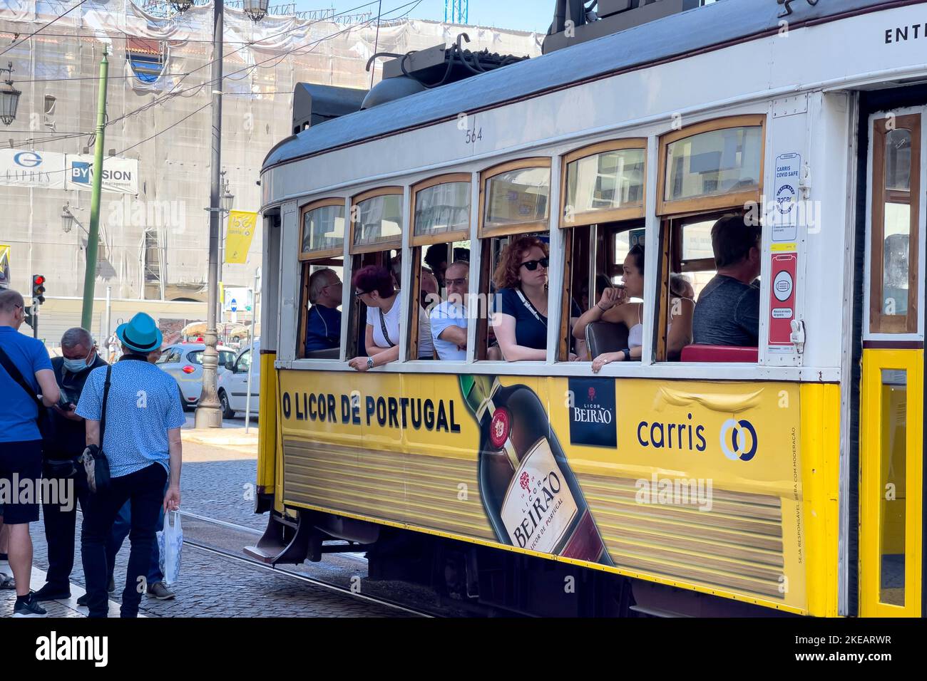 Tram retrò con persone intorno Foto Stock
