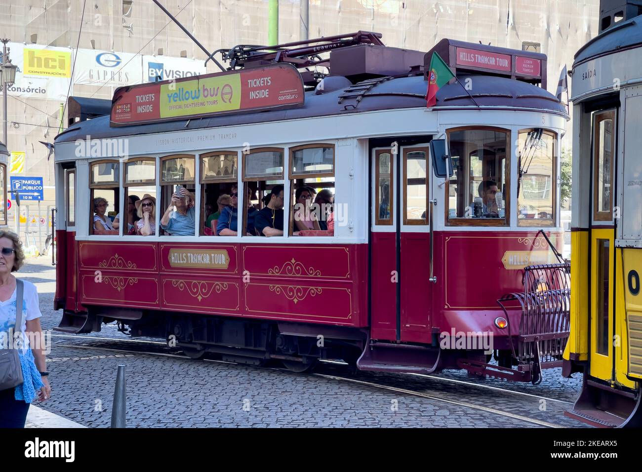 Tram retrò con persone intorno Foto Stock