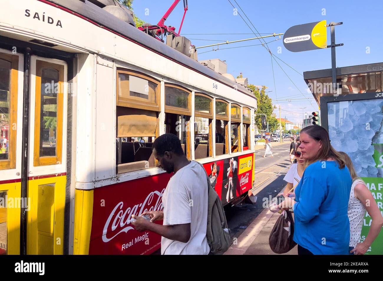 Tram retrò con persone intorno Foto Stock