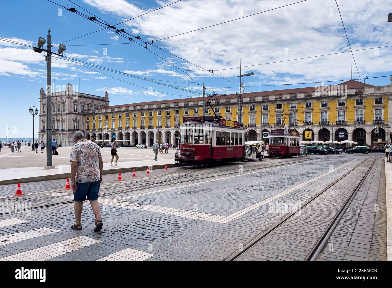 Tram retrò con persone intorno Foto Stock