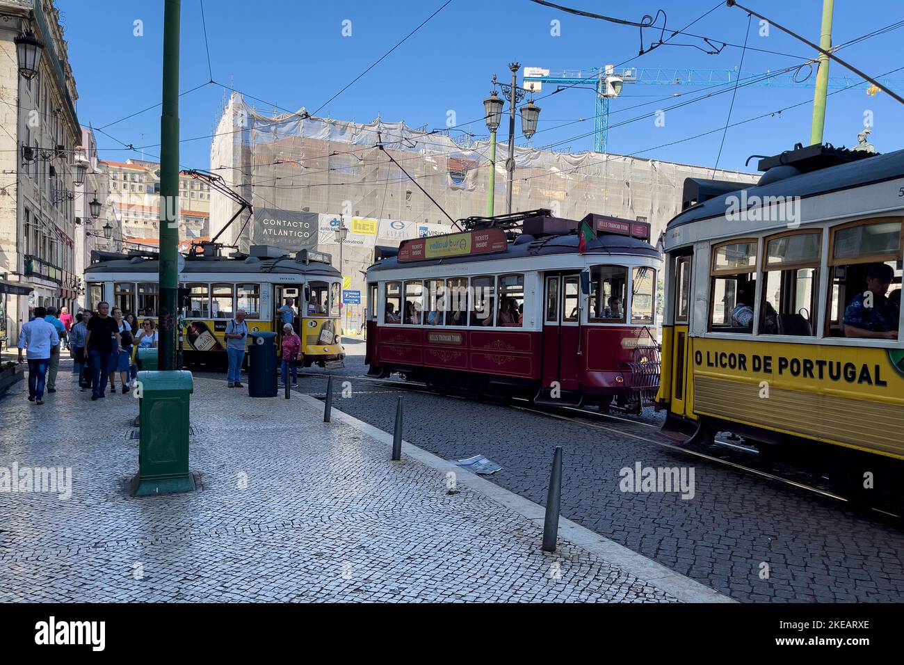 Tram retrò con persone intorno Foto Stock