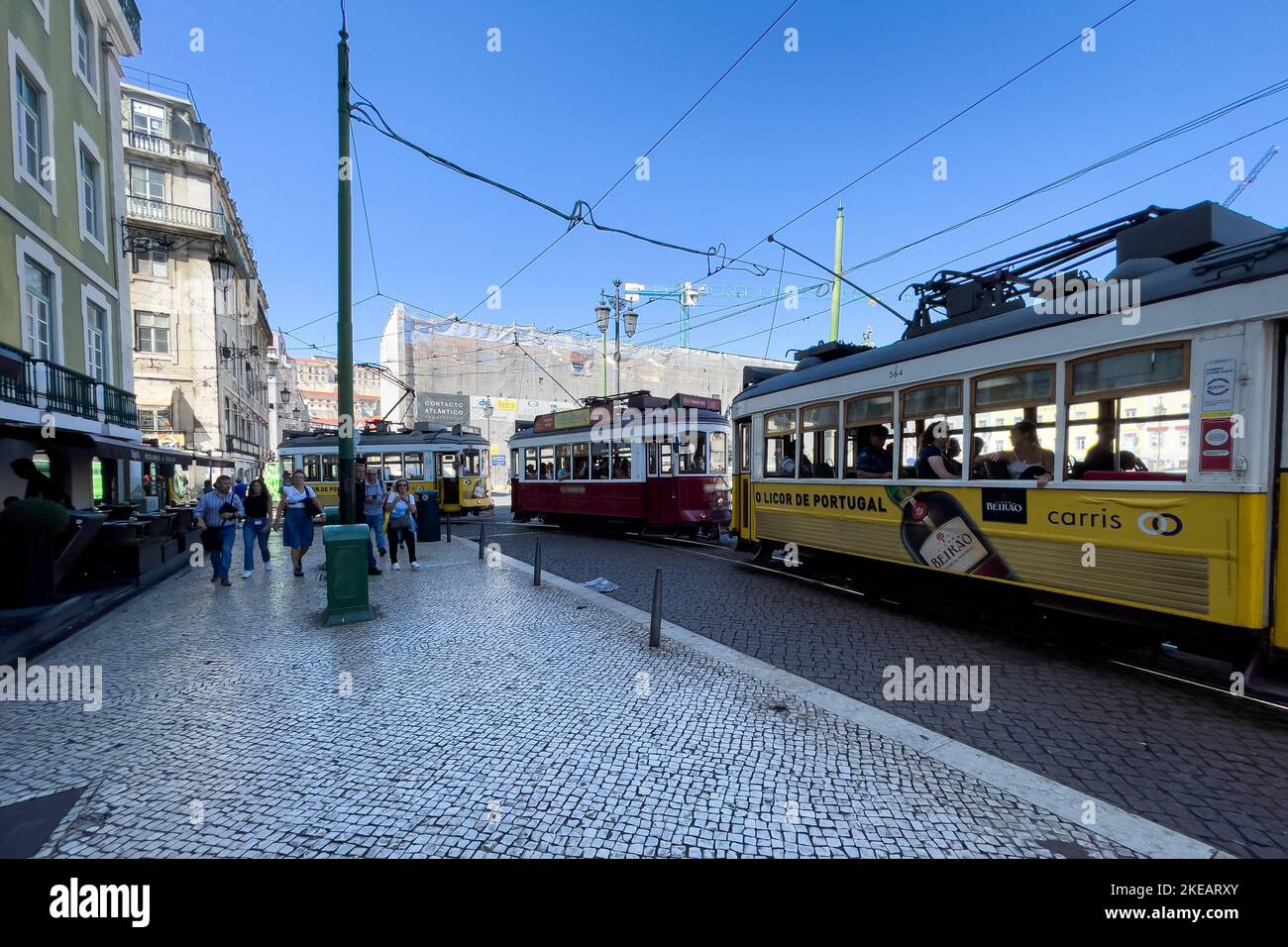 Tram retrò con persone intorno Foto Stock