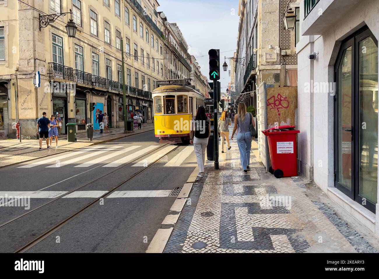 Tram retrò con persone intorno Foto Stock
