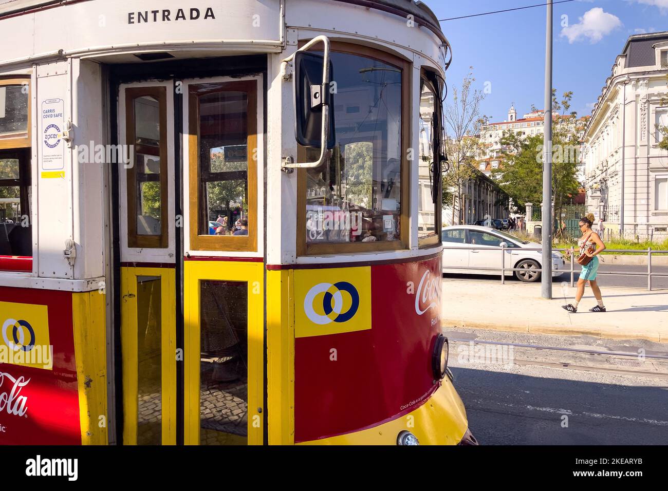 Tram retrò con persone intorno Foto Stock