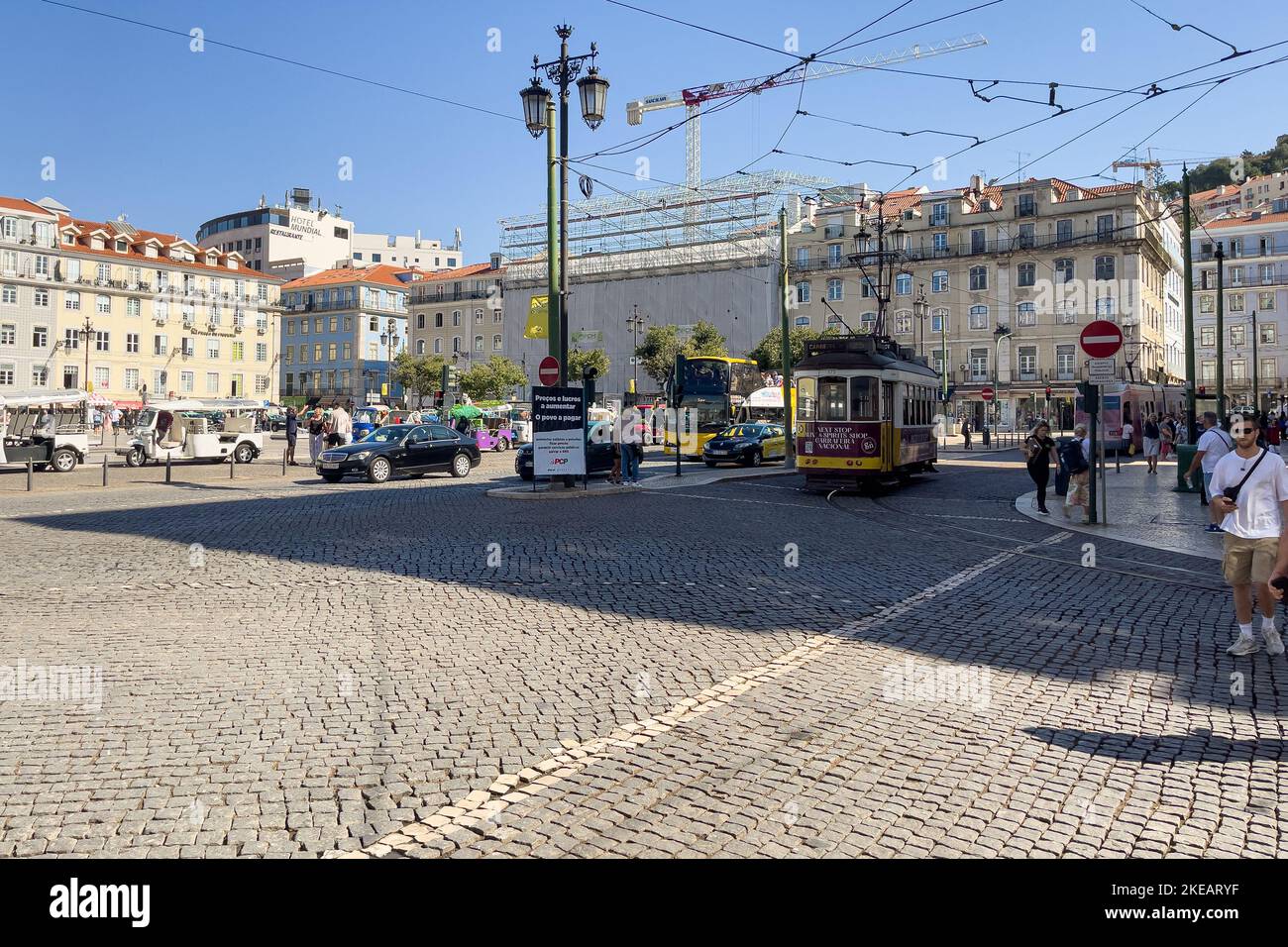 Tram retrò con persone intorno Foto Stock