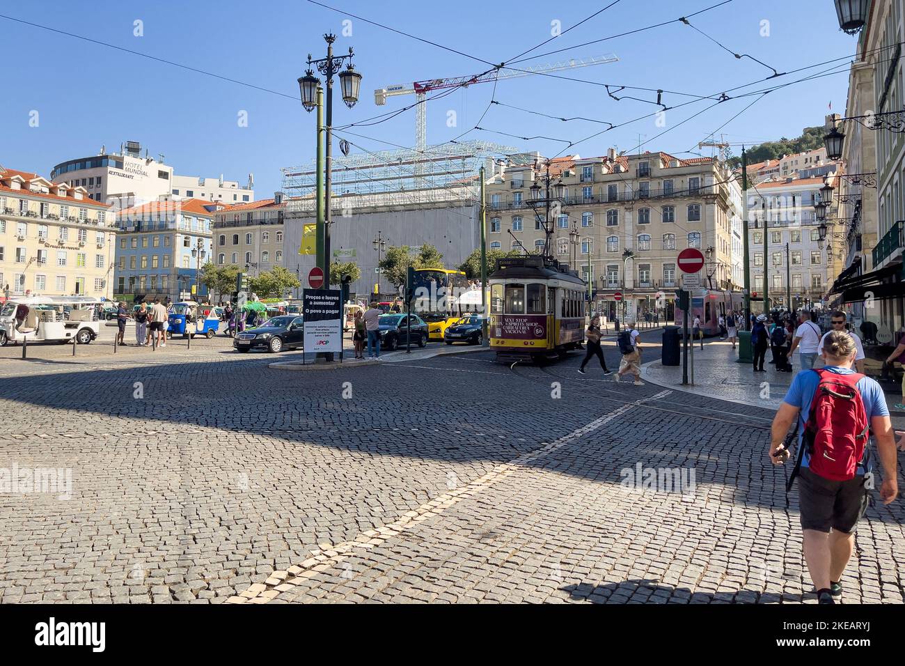 Tram retrò con persone intorno Foto Stock