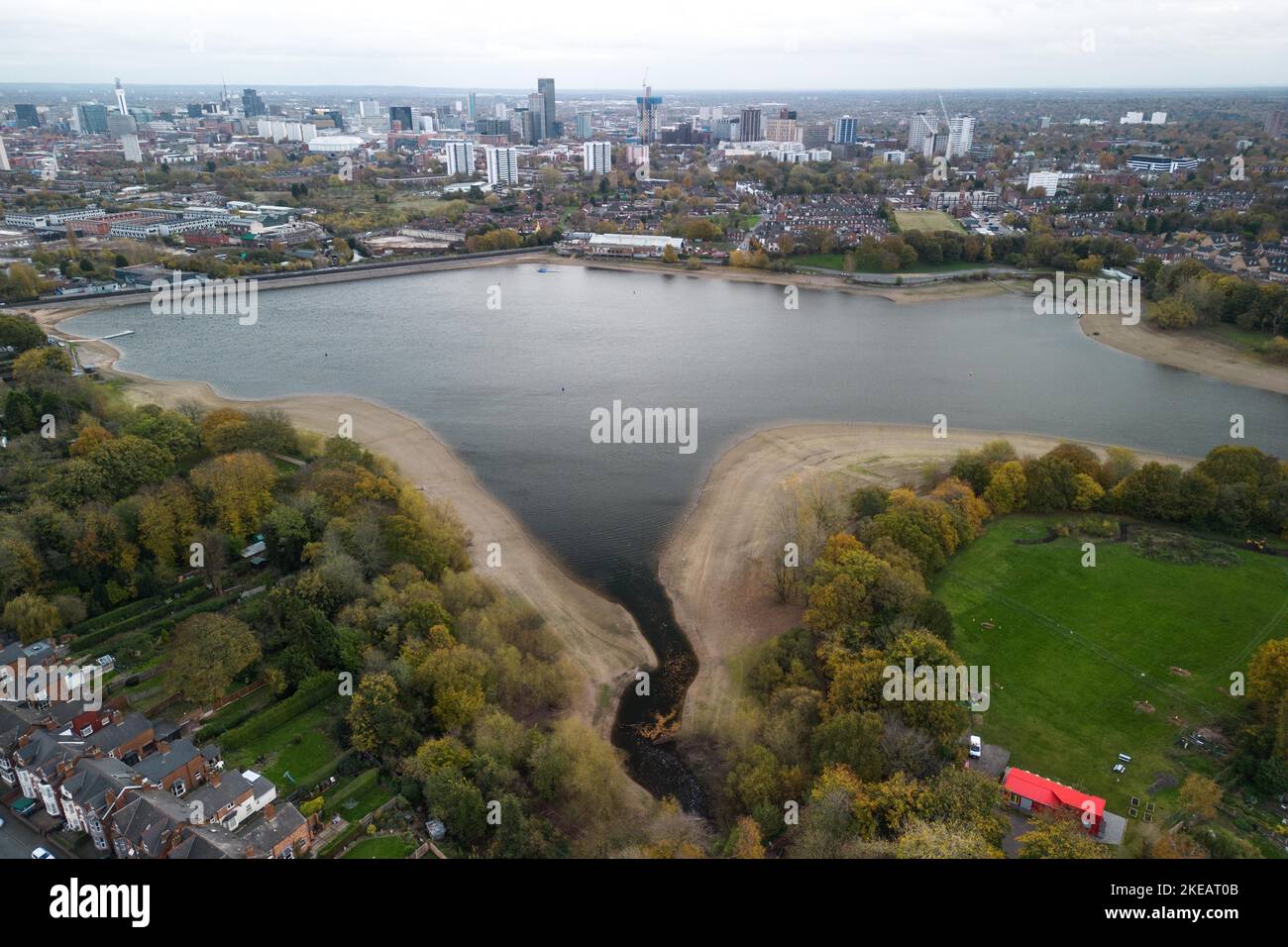 Edgabston Reservoir, Birmingham, 11 novembre 2022. - I livelli dell'acqua nel bacino idrico Edgbaston di Birmingham sono ancora ben al di sotto dei soliti livelli invernali di oggi. L'acqua si è ritirata con molte aree esposte di fango e limo ora con un nuovo strato di erba verde che è cresciuto in diversi mesi di condizioni di siccità. Il bacino idrico urbano è a un miglio dal centro di Birmingham. Fig. Per credito: Interrompi stampa Media/Alamy Live News Foto Stock