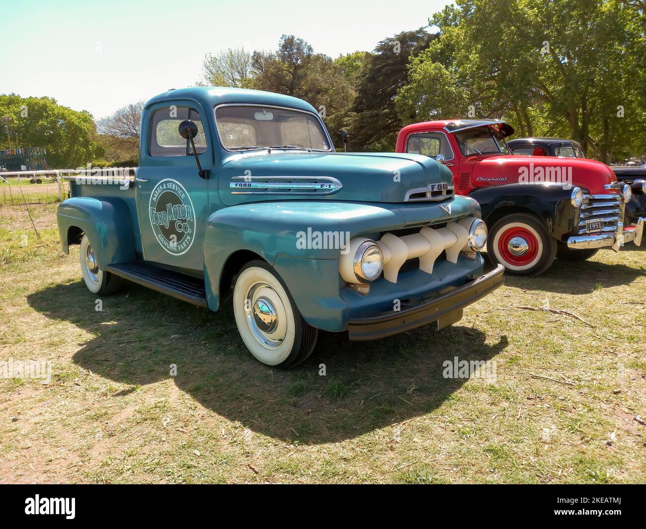 Vecchio blu utility 1951 Ford F 1 pick-up camion in campagna. Logo dei ricambi originali per l'assistenza alle vendite sulla portiera. Auto classica Autoclasica 2022 Foto Stock