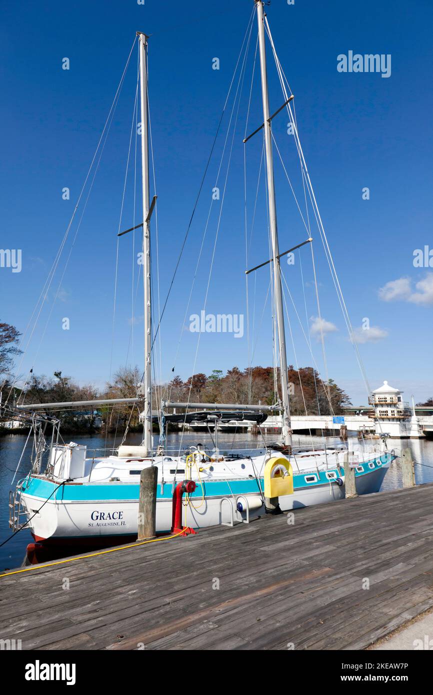 Imbarcazione a vela a due alberi 'Grace' ormeggiata accanto al Dockside Restuarant, sul fiume Pocomoke, Pocomoke City, Maryland, UK Foto Stock