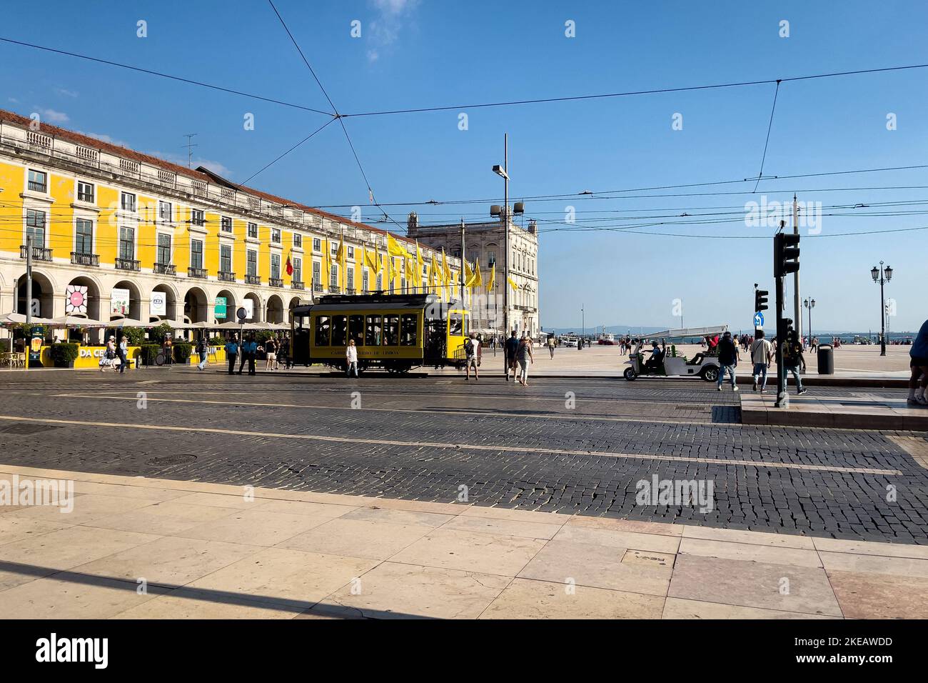 Tram retrò con persone intorno Foto Stock