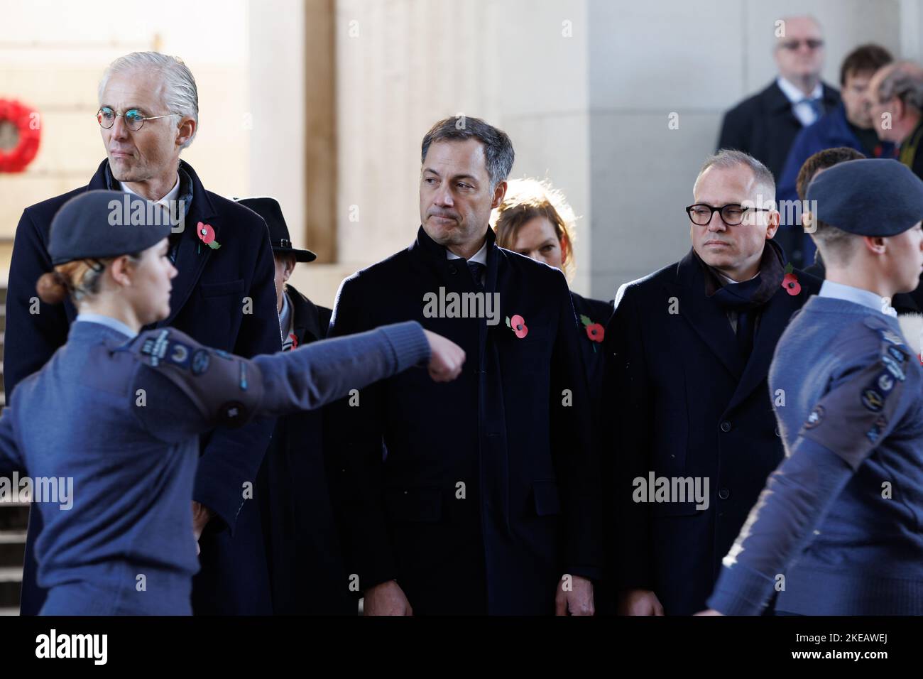 Ypres, Belgio, 11 novembre 2022. Presidente dell'associazione Last Post Benoit Mottrie, primo ministro Alexander De Croo e ministro fiammingo delle Finanze, del bilancio e degli alloggi Matthias Diependaele, nella foto di una commemorazione della prima guerra mondiale a Ypres, venerdì 11 novembre 2022. Per commemorare la prima guerra mondiale, è stata organizzata una parata di papaveri dalla Cattedrale di San Martino alla porta di Menin, seguita da una cerimonia al Monumento Belga e da uno speciale Last Post. Il 11 novembre 1918 fu firmato l'armistizio, segnando la fine della prima guerra mondiale Foto Stock