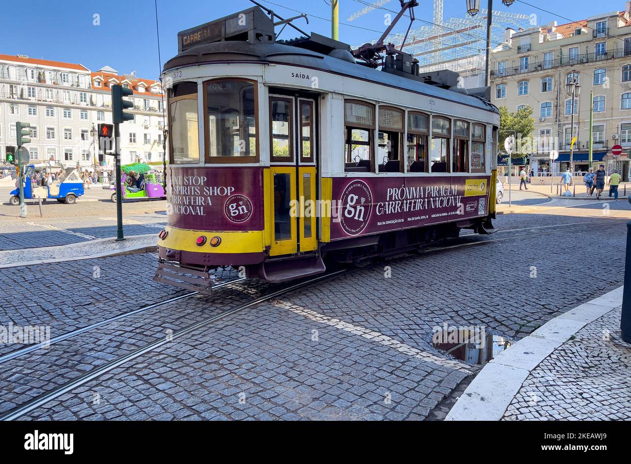 Tram retrò con persone intorno Foto Stock