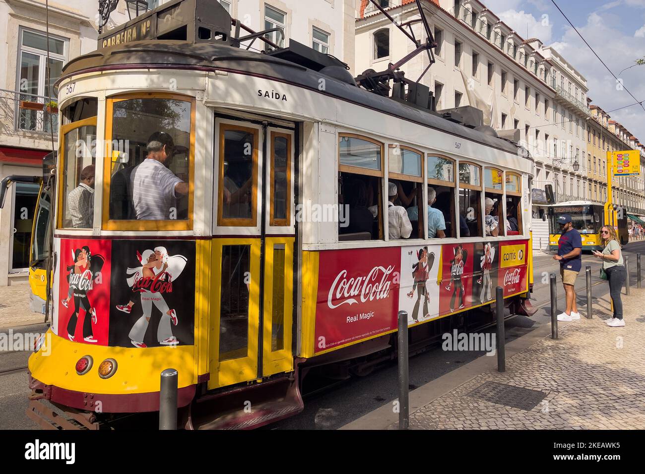 Tram retrò con persone intorno Foto Stock