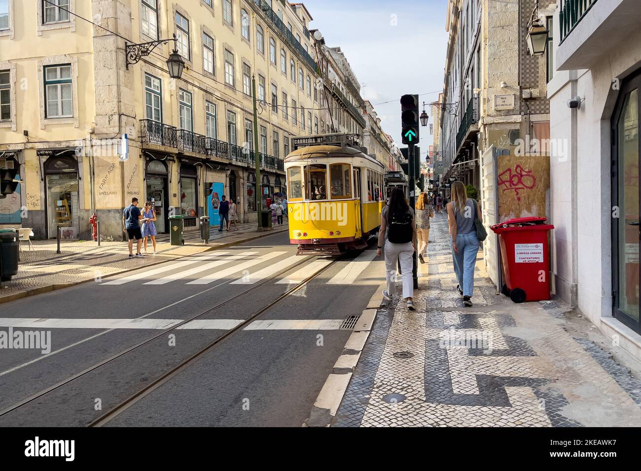 Tram retrò con persone intorno Foto Stock