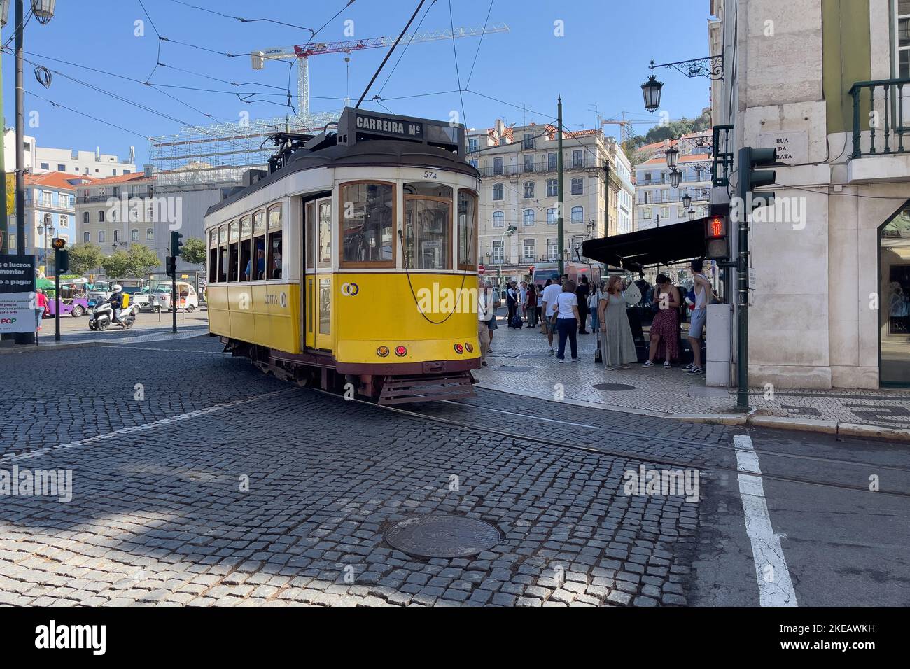 Tram retrò con persone intorno Foto Stock