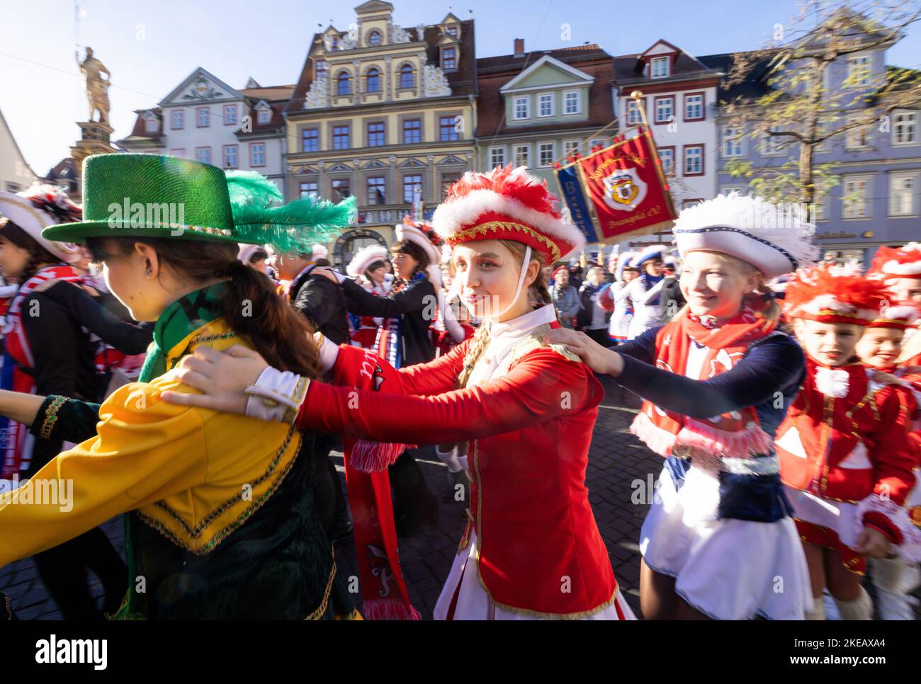 Erfurt, Germania. 11th Nov 2022. Gli stolti ballano di fronte al municipio. All'inizio della stagione di carnevale, l'Associazione Carnevale di Erfurt (GEC) celebra il 'Narrenwecken' sul mercato del pesce. Credit: Michael Reichel/dpa/Alamy Live News Foto Stock