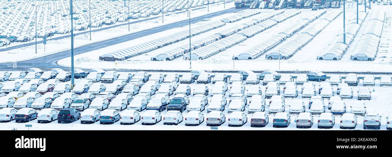 Volkswagen, Russia, Kaluga - 11 NOVEMBRE 2022: Nuove auto coperte di neve e parcheggiate in un centro di distribuzione, una fabbrica di automobili. Parcheggio all'aperto a Foto Stock