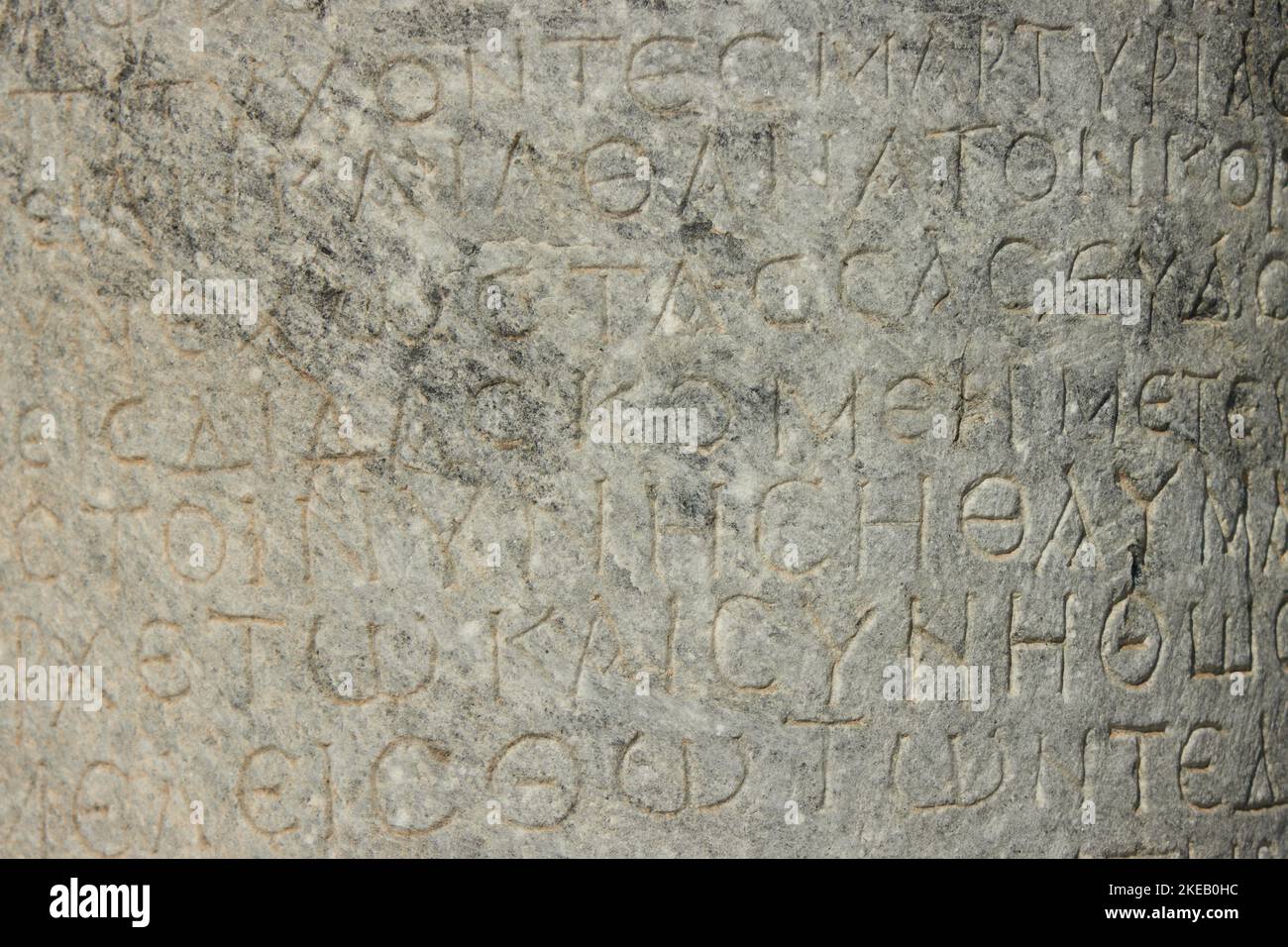 L'antica iscrizione si trova sull'antica colonna o sul muro. Lingua greca antica Foto Stock