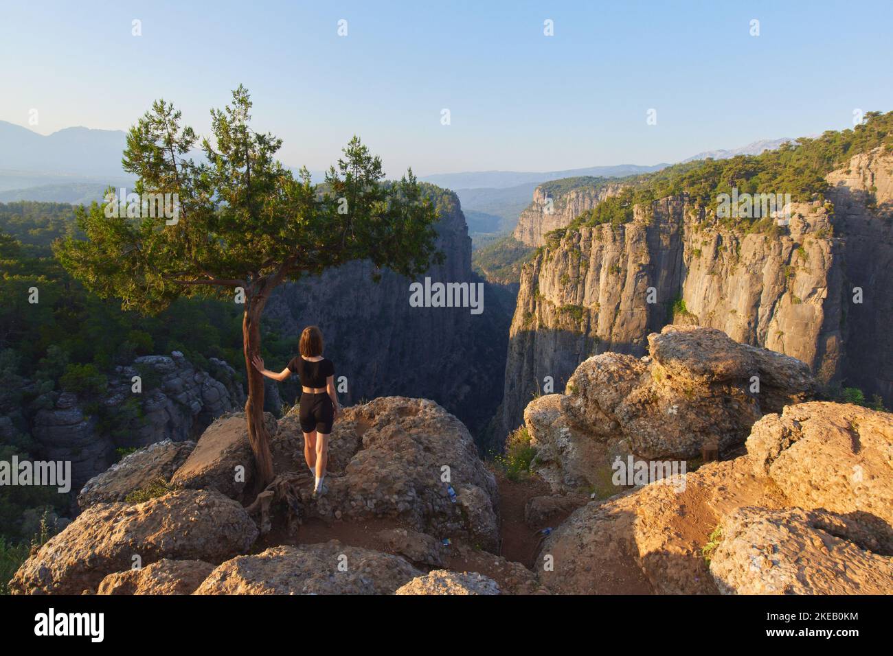 Una bella donna turistica sopra il Tazi Canyon. Paesaggio epico di rocce a strapiombo e scogliere nel parco nazionale turco Foto Stock