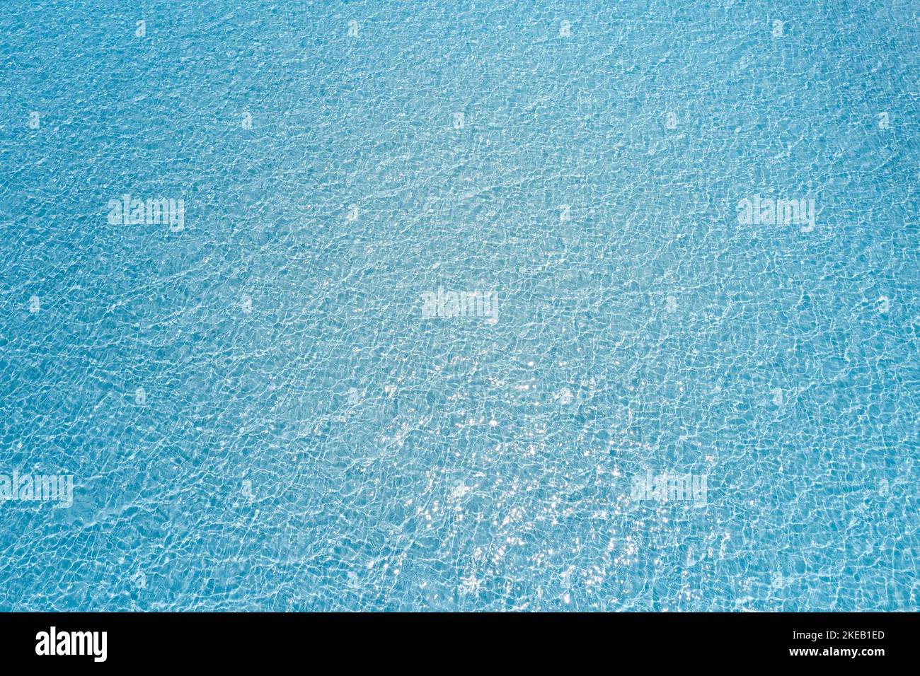 Vista sulla superficie delle acque cristalline del paradiso. Tessuto liquido blu di lago ondulato o mare con acqua trasparente Foto Stock