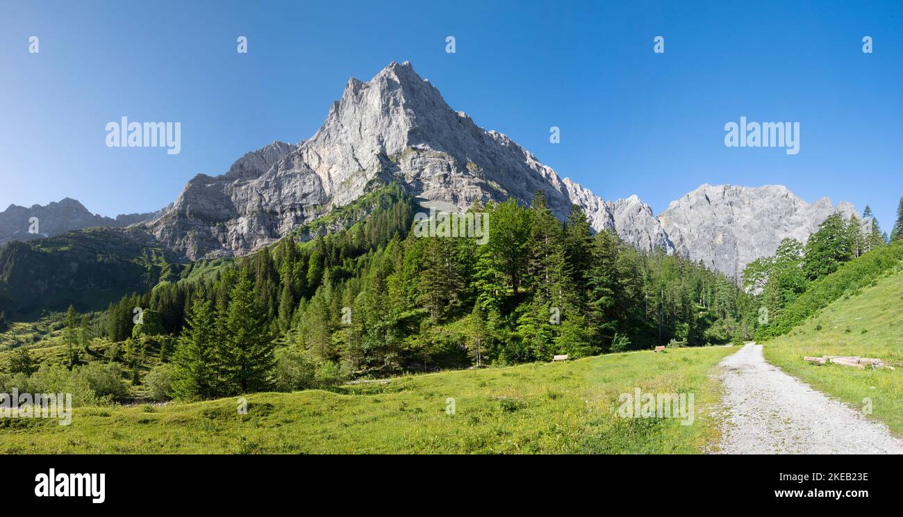 Il panorama mattutino delle pareti nord dei monti Karwendel - pareti di Spritzkar spitze e Grubenkar spitze da Enger alto - Grosser Ahornboden muro Foto Stock