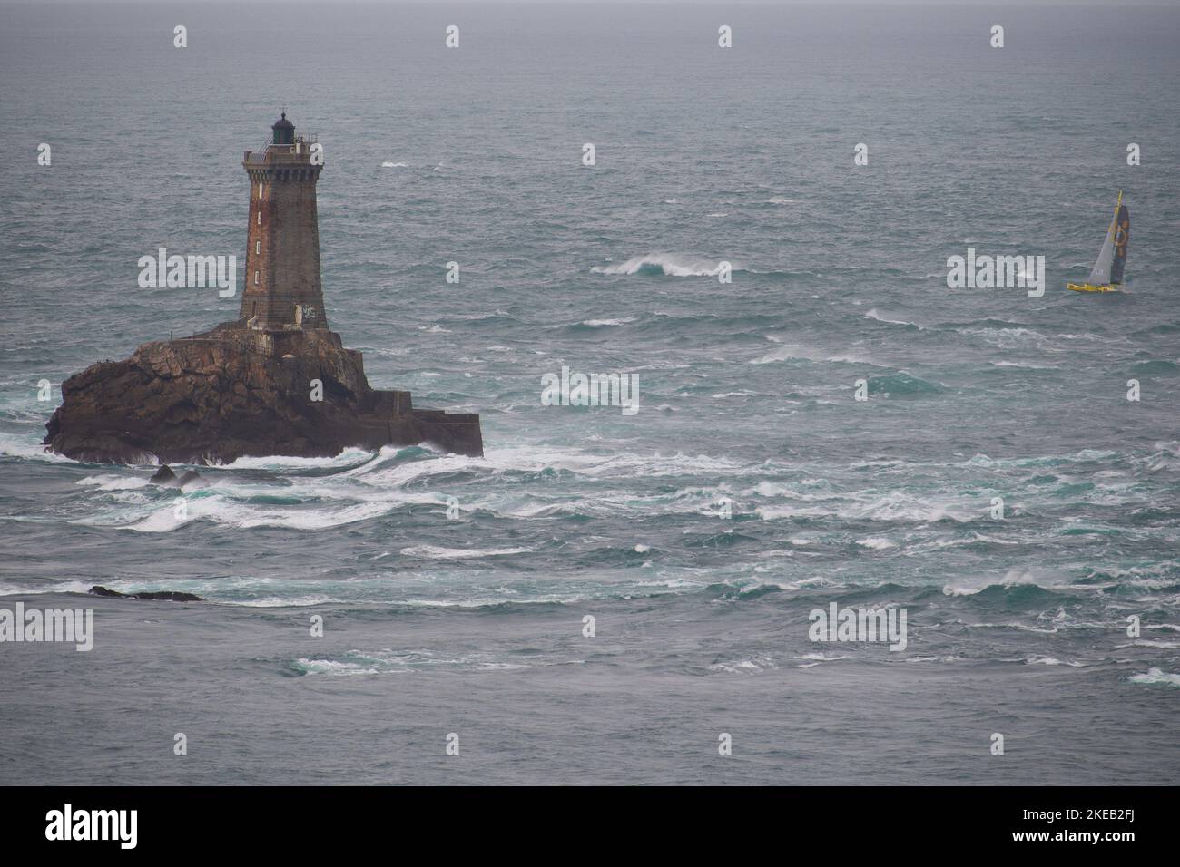 Rhum Multi, ACAPELLA - la chaine de l'espoir, Skipper Charlie Capelle, Passage du Raz de Sein durante la Route du Rhum-destinazione Guadalupa 2022, corsa transatlantica solista, Saint-Malo - Guadalupa (6.562 chilometri) il 10 novembre 2022 a Saint-Malo, Francia - Foto: Nicolas Pehe/DPPI/LiveMedia Foto Stock