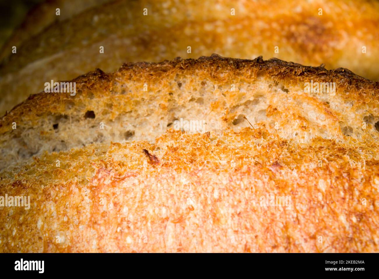Pane fresco di pasta madre con crosta croccante e morbido e saporito all'interno. Primo piano di pane fatto in casa. Foto Stock