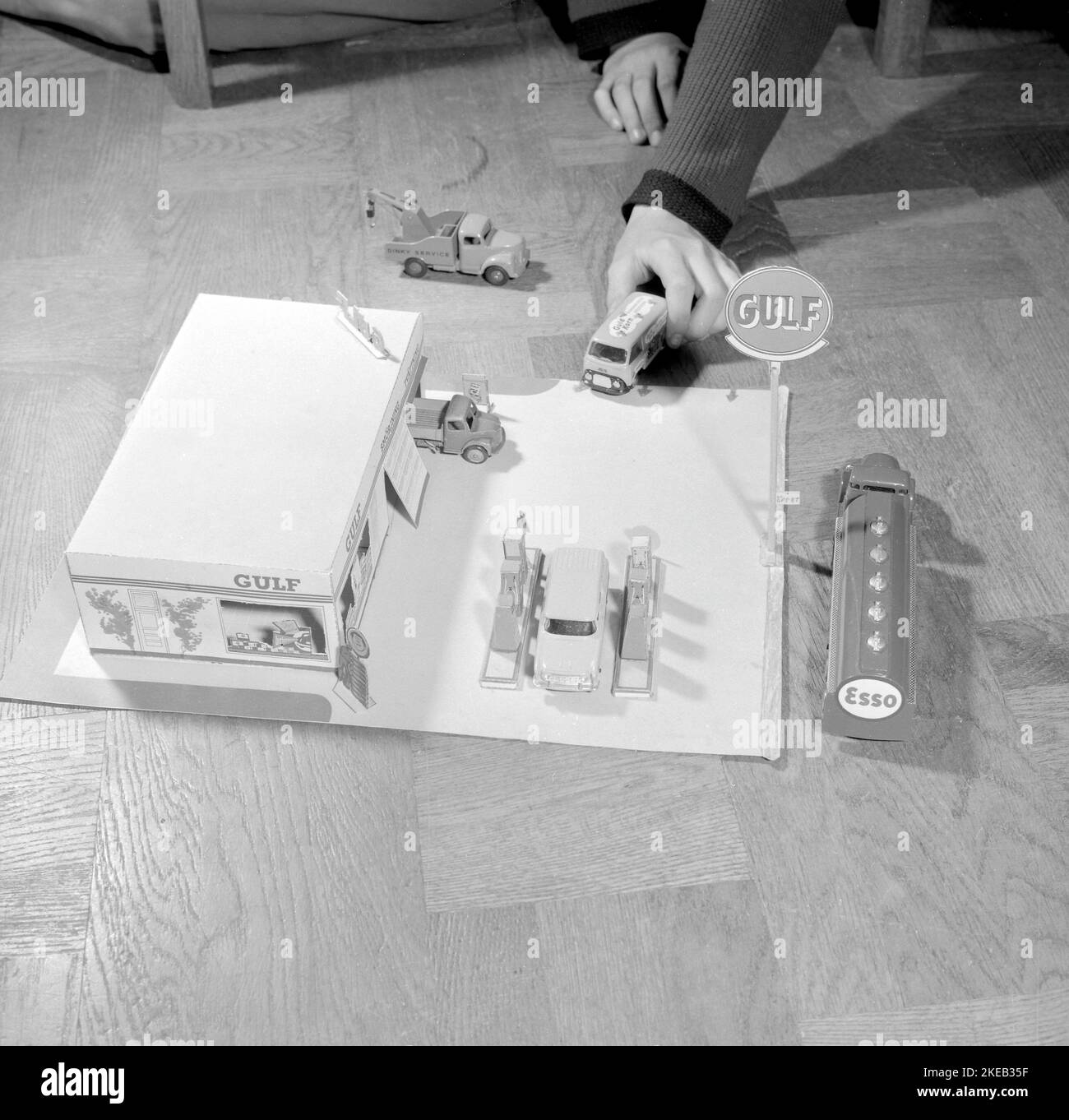 Negli anni '1950s. Un tipico giocattolo 1950s in cartone con immagini stampate di pompe di benzina e all'esterno del negozio. Il kit è stato consegnato come un cartone piatto e si è dovuto tagliare e piegare insieme i pezzi per costruire la stazione di servizio Gulf. L'anno è il 1958. Svezia. Rif. Cond. 3867 Foto Stock