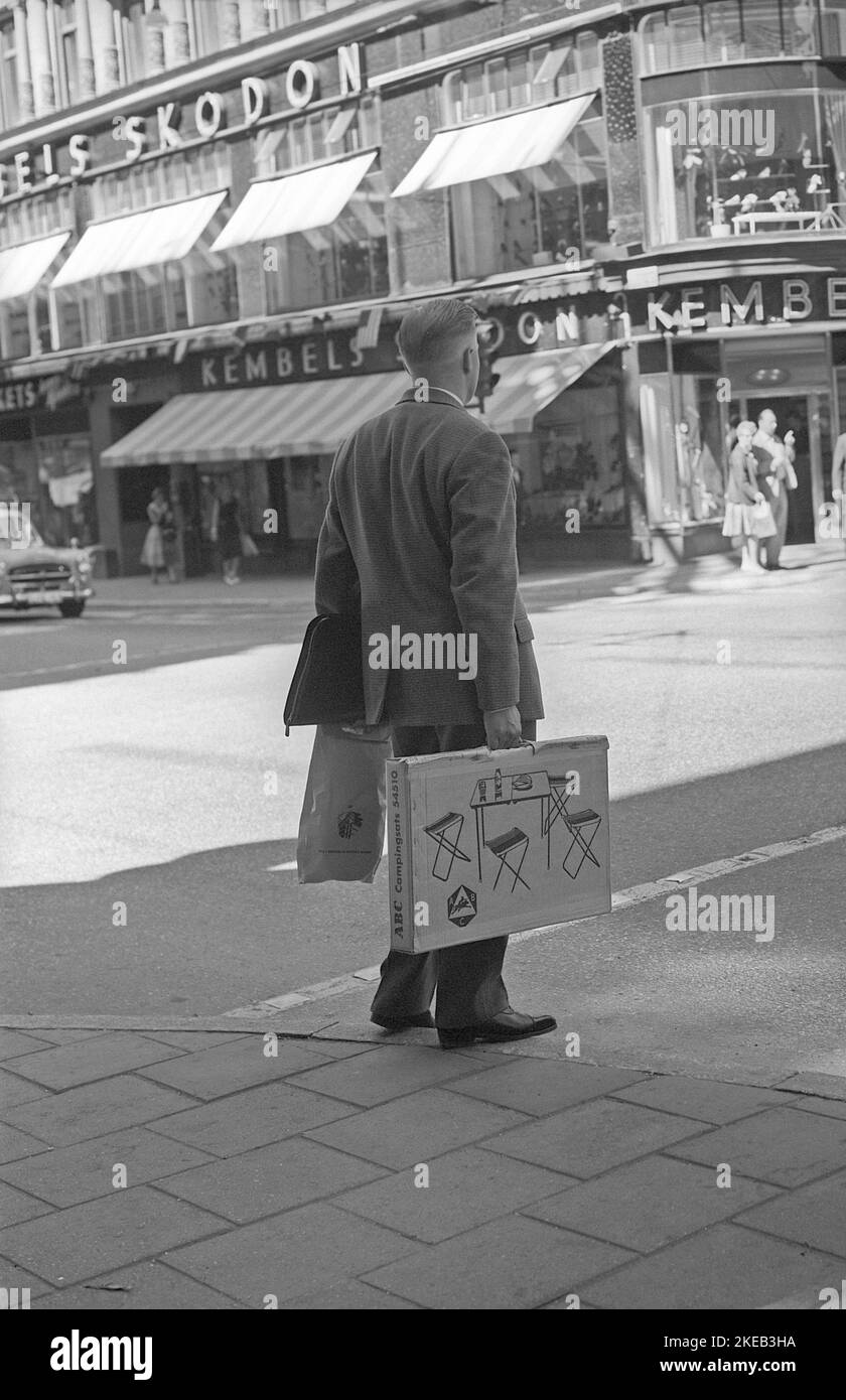 Negli anni '1950s. Un uomo ha acquistato un pratico set da campeggio contenente quattro sedie pieghevoli e un tavolo. Il tutto confezionato in un pratico armadietto con manico. La copertina esterna mostra un'illustrazione delle sedie e del tavolo. Si può immaginare che ha fatto l'acquisto prima della sua vacanza estiva quando va in campeggio. Svezia 1953 Kristoffersson Ref CH23-9 Foto Stock