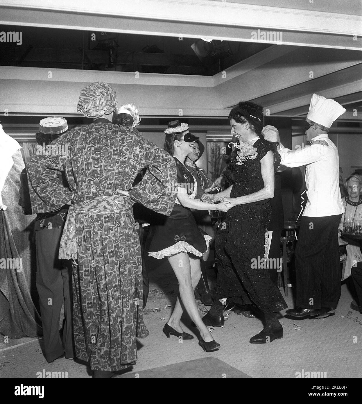 Ballo negli anni '1950s. Danzare in una masquerade, gente felice vestita per l'occastione. Svezia 1950 Ref Kristoffersson AX55-11 Foto Stock
