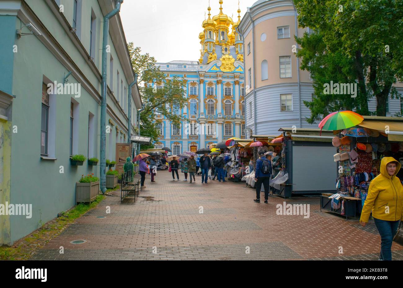 San Pietroburgo - Russia 4 ottobre 2022: I visitatori sono di fronte al Palazzo di Caterina a Tsarskoe Selo, Pushkin. Turisti che fanno shopping. Foto Stock