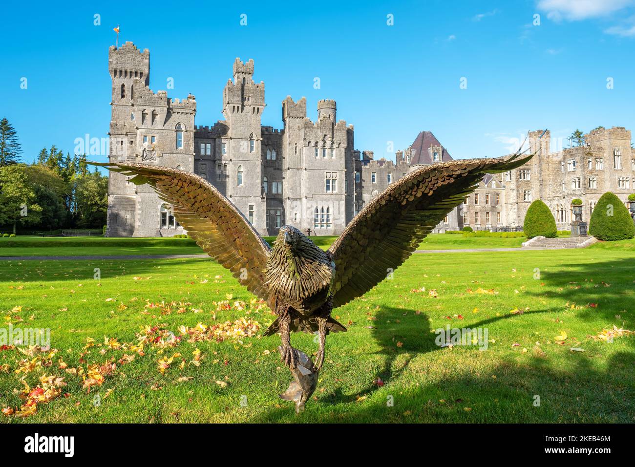 Figura di aquila di bronzo nel cortile del castello di Ashford. Cong, County Mayo, Irlanda Foto Stock