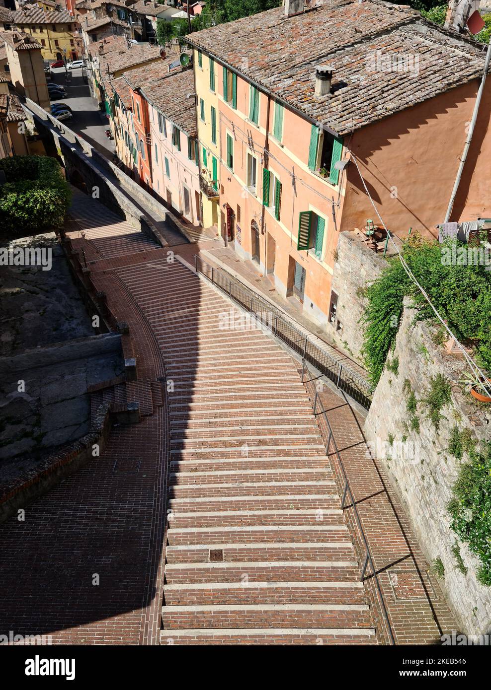 Perugia è la capitale dell'Umbria ed è costruita sulle colline. È ricca di monumenti, mura e opere d'arte di origine medievale. Foto Stock