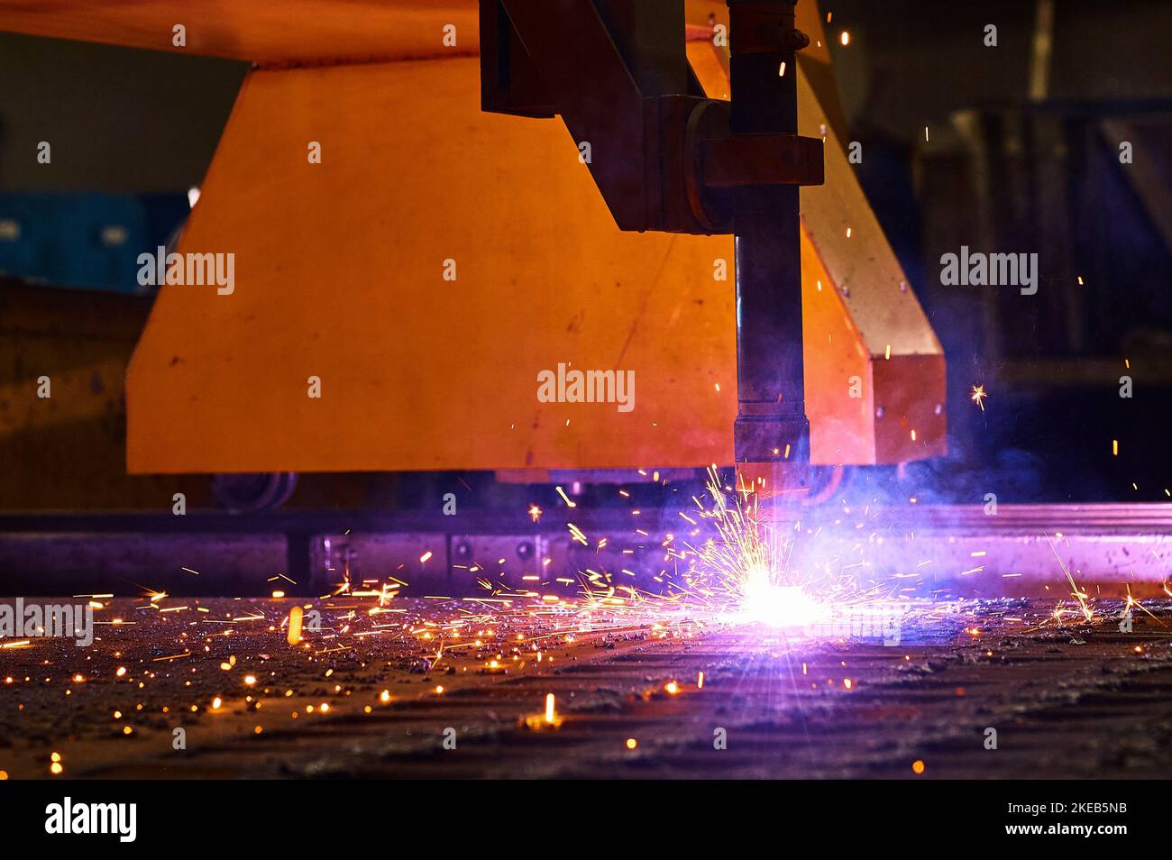 Taglio ad arco limitato della lamiera in lamiera in officina Foto Stock