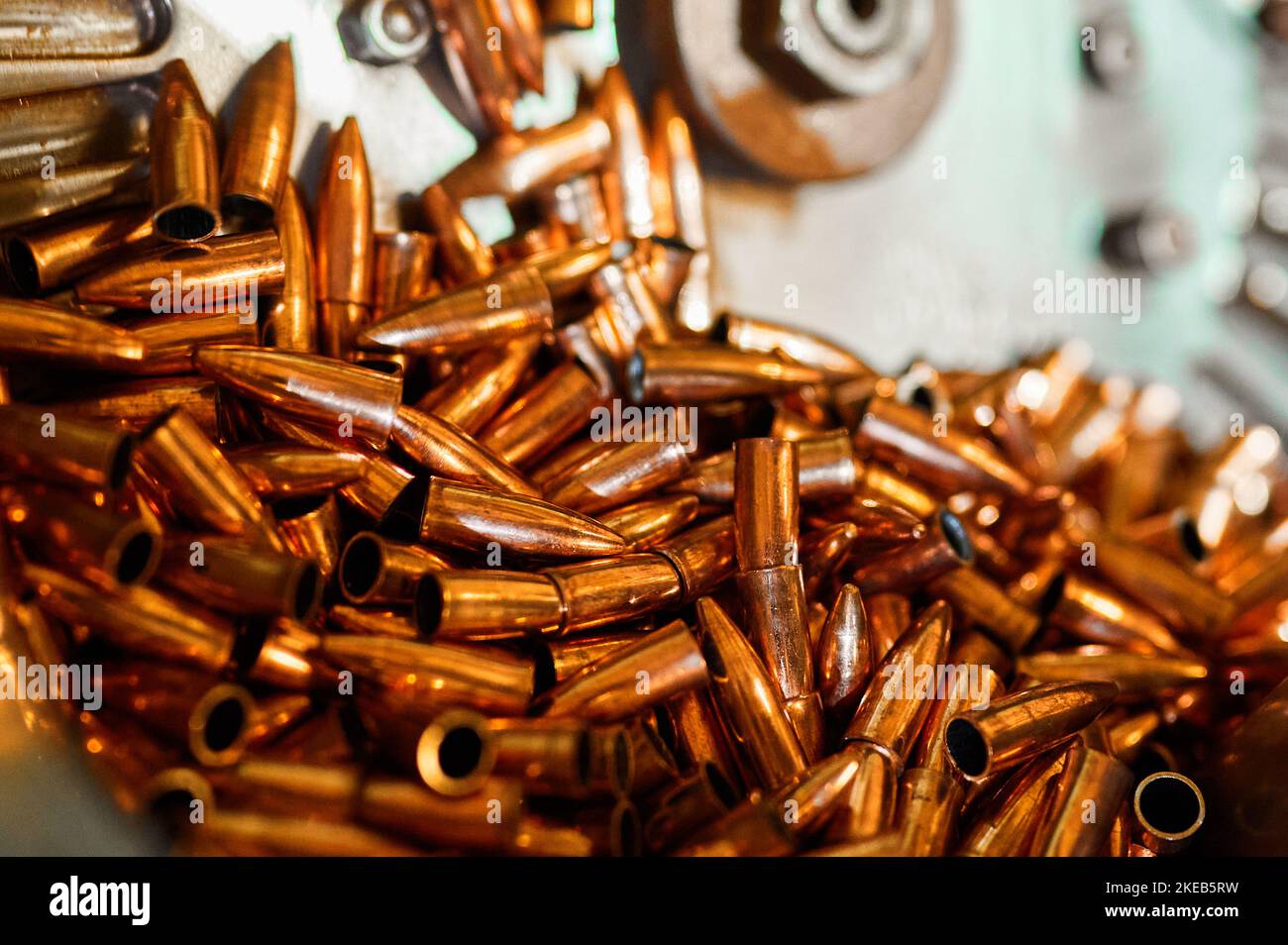 Cumulo di pallottole arancioni e ruota rotante nella linea di produzione Foto Stock