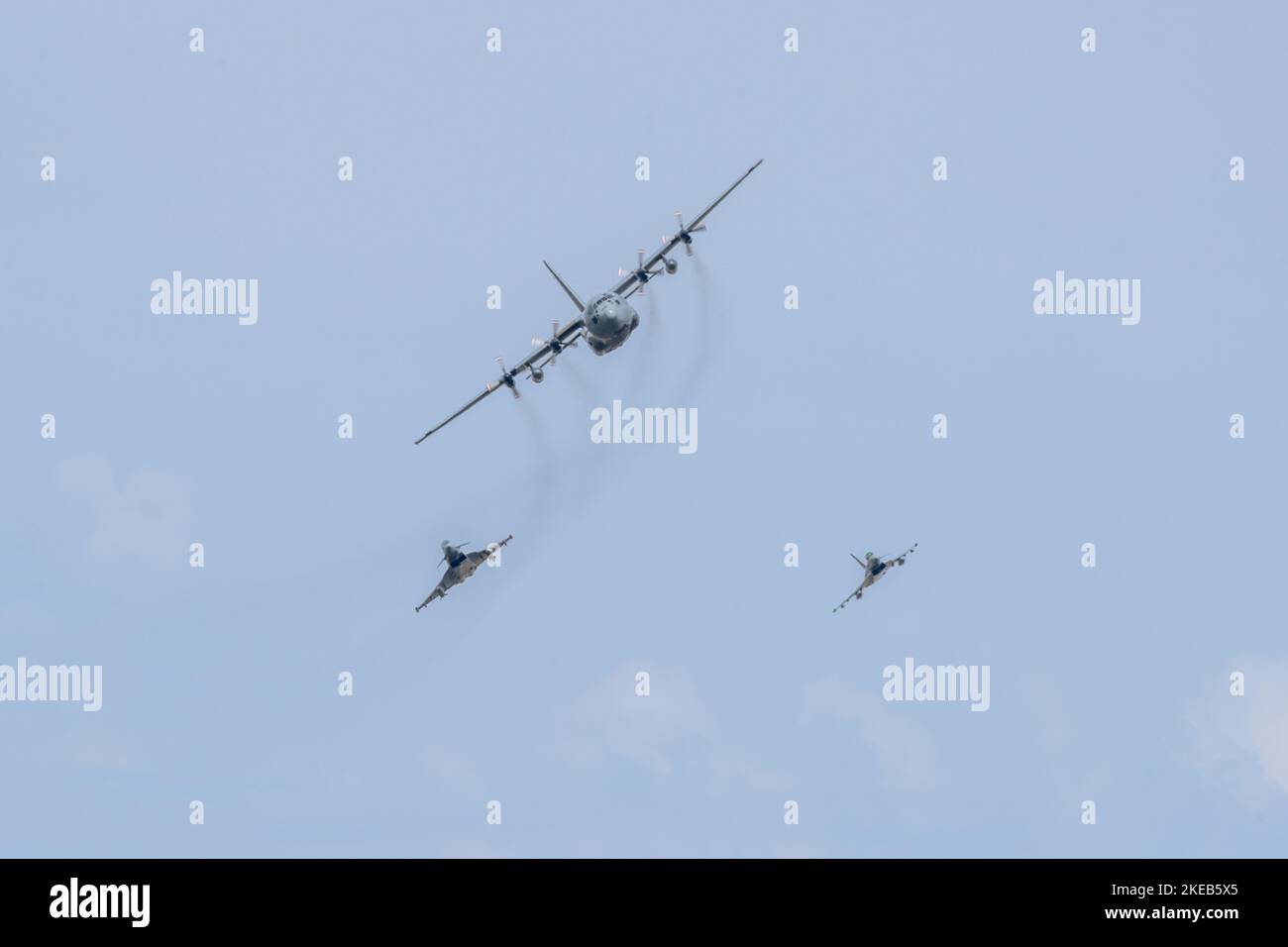 Le forze aeree austriache C-130K Hercules ed Eurofighter hanno eseguito la loro dimostrazione di ruolo Quick Reaction Alert (QRA) al RIAT 2022 Foto Stock