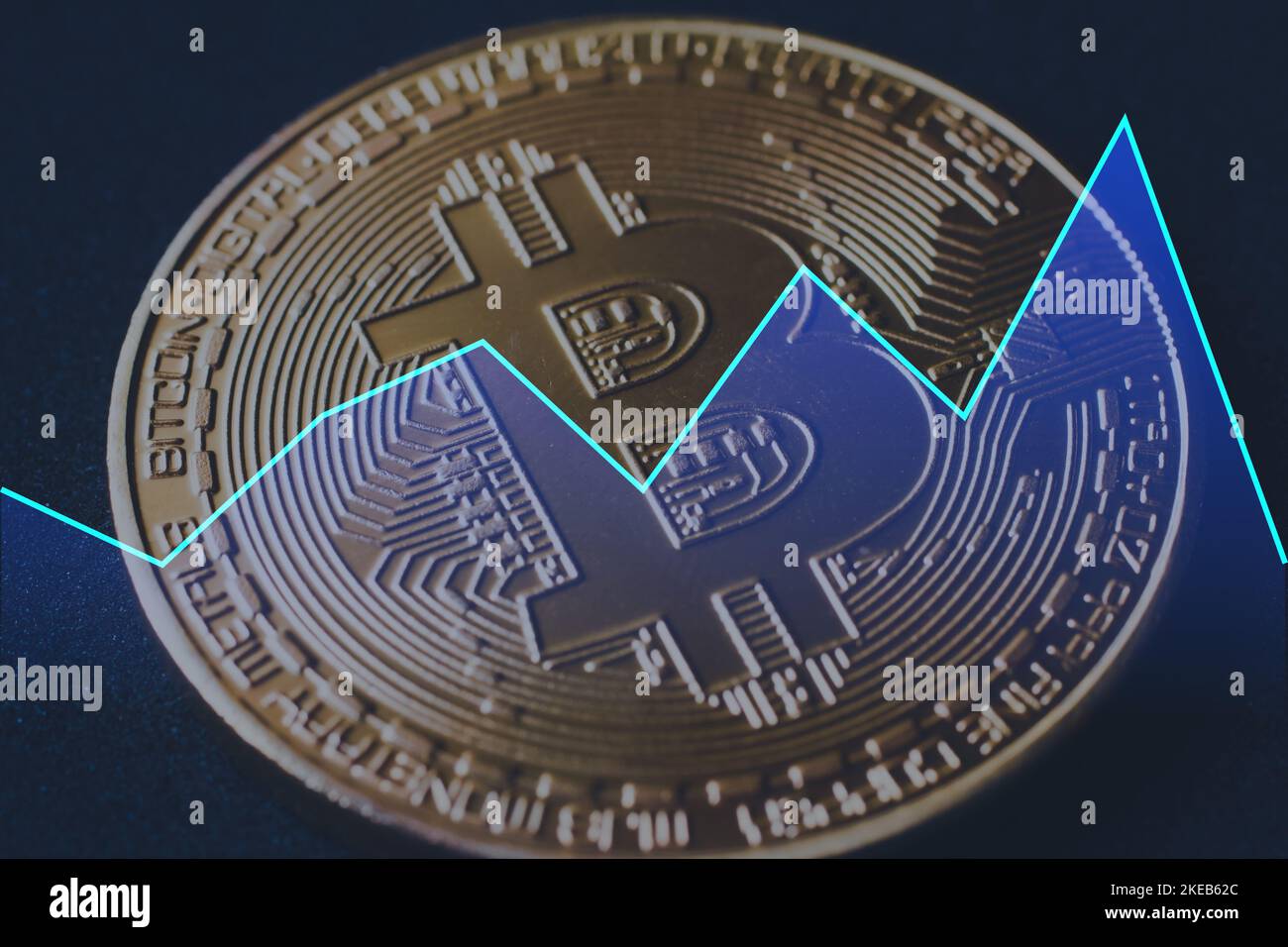 primo piano di una moneta d'oro bitcoin con grafico di crescita Foto Stock