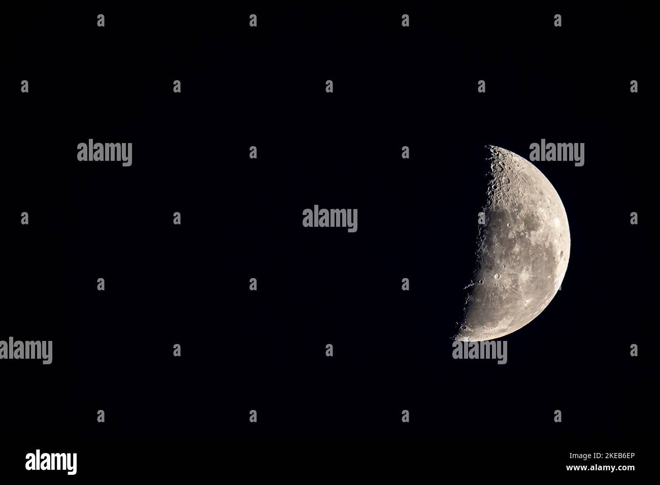 Primo quarto di vista della luna. Capo Occidentale. Sudafrica Foto Stock