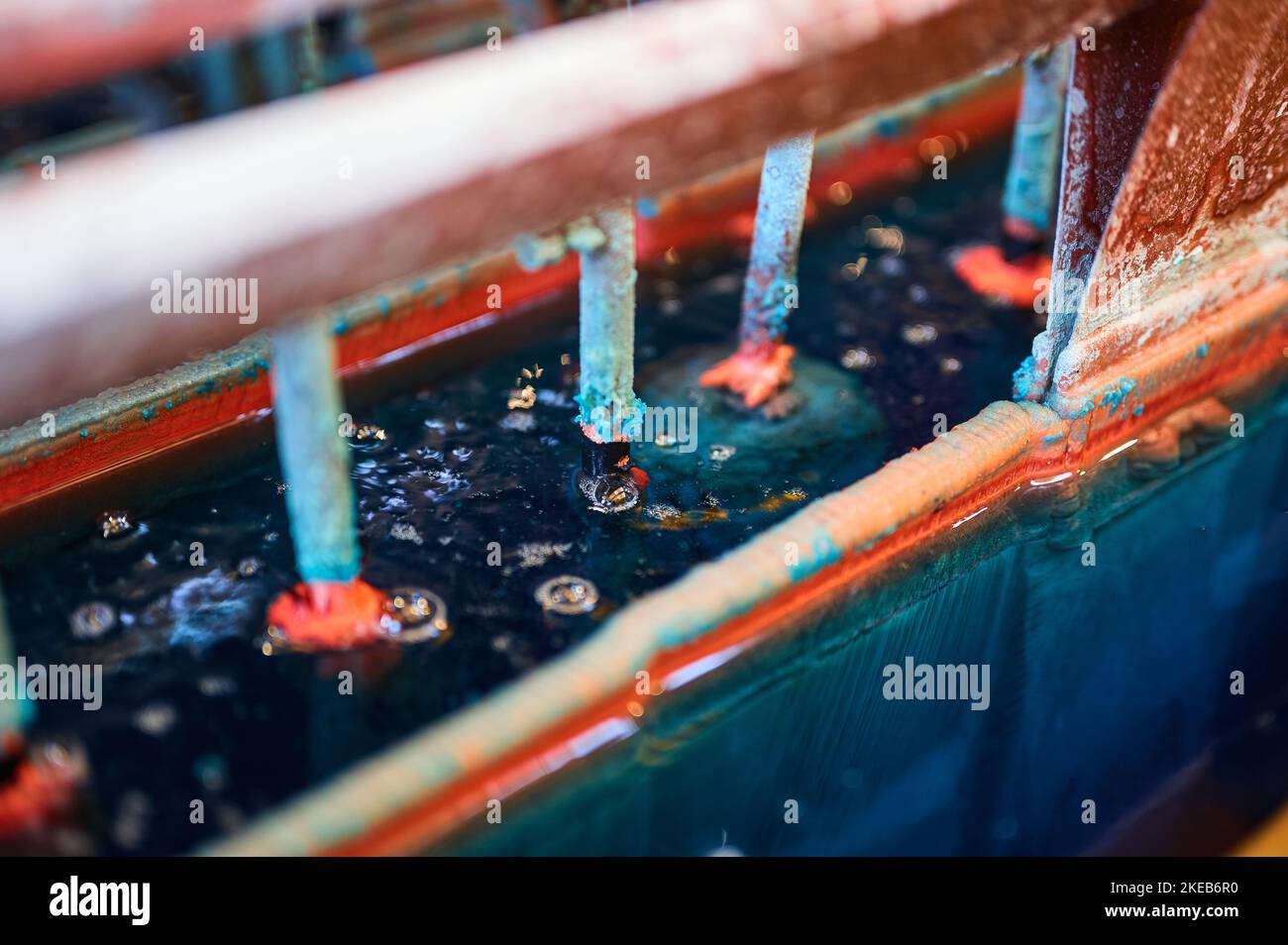 Catodi messi in soluzione elettrolitica per ottenere polvere di rame Foto Stock