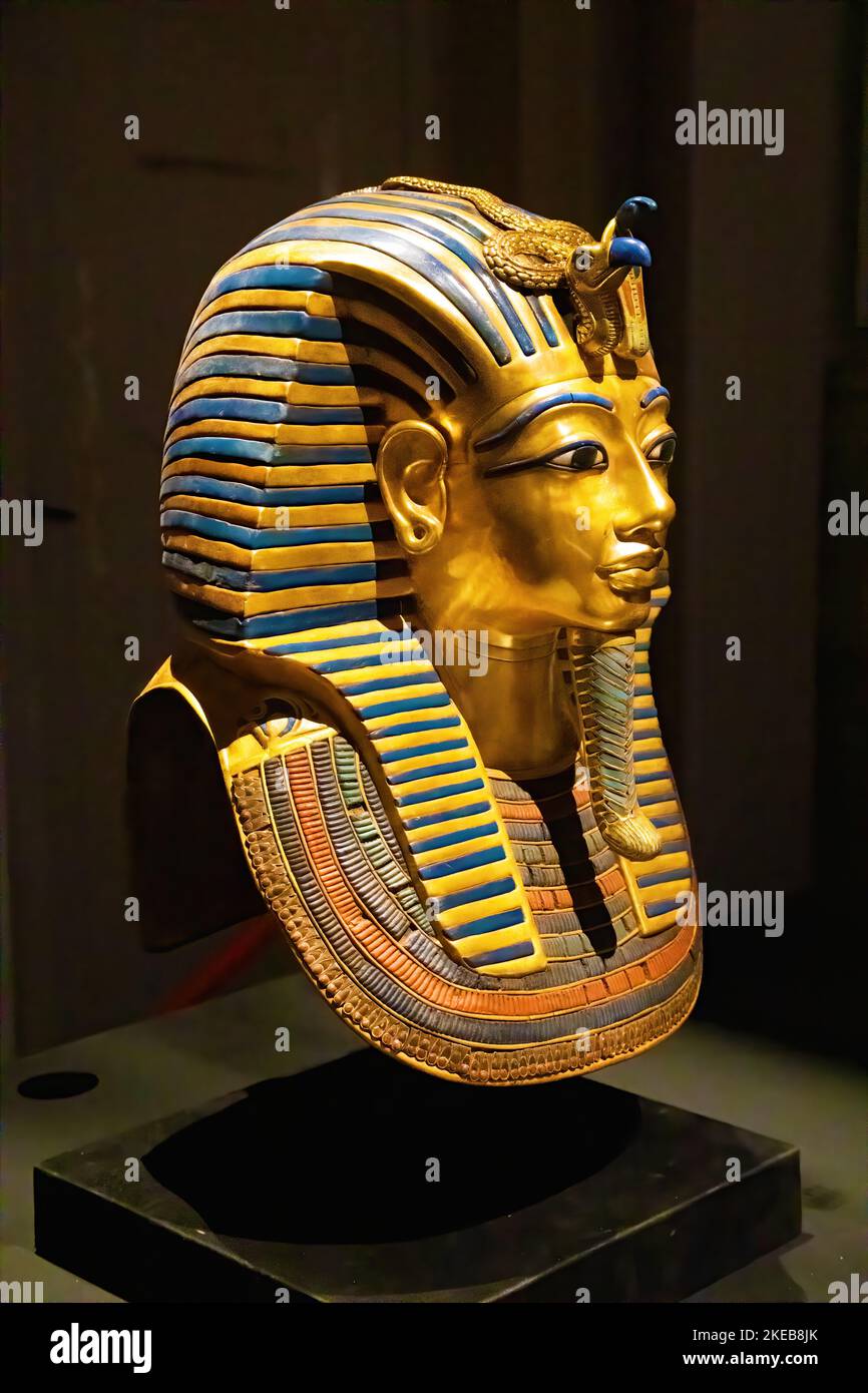 Maschera di sepoltura di Tutankhamon vista da un lato Foto Stock