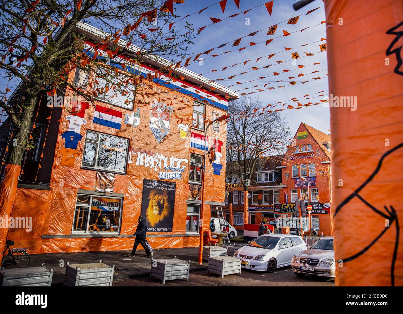 THE HAGUE - Netherlands, 2022-11-11 13:55:58:19 THE HAGUE - Decorazioni arancioni in Haagse Marktegg. Se la gente dell'Aia vuole che l'intera strada sia di colore arancione per la prossima Coppa del mondo, può farlo, ma deve assicurarsi che le bandiere siano abbastanza alte. ANP REMKO DE WAAL olanda fuori - belgio fuori Foto Stock